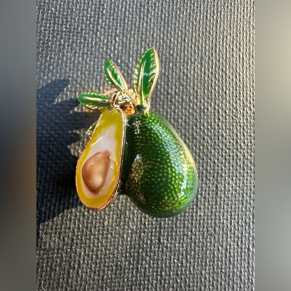 Gold tone enamel avocado brooch - Picture 4 of 4